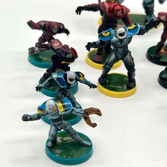 Vintage Hasbro Battle Board Pieces Figurines and‎ Dice Lot 36 Pieces - Picture 2 of 6